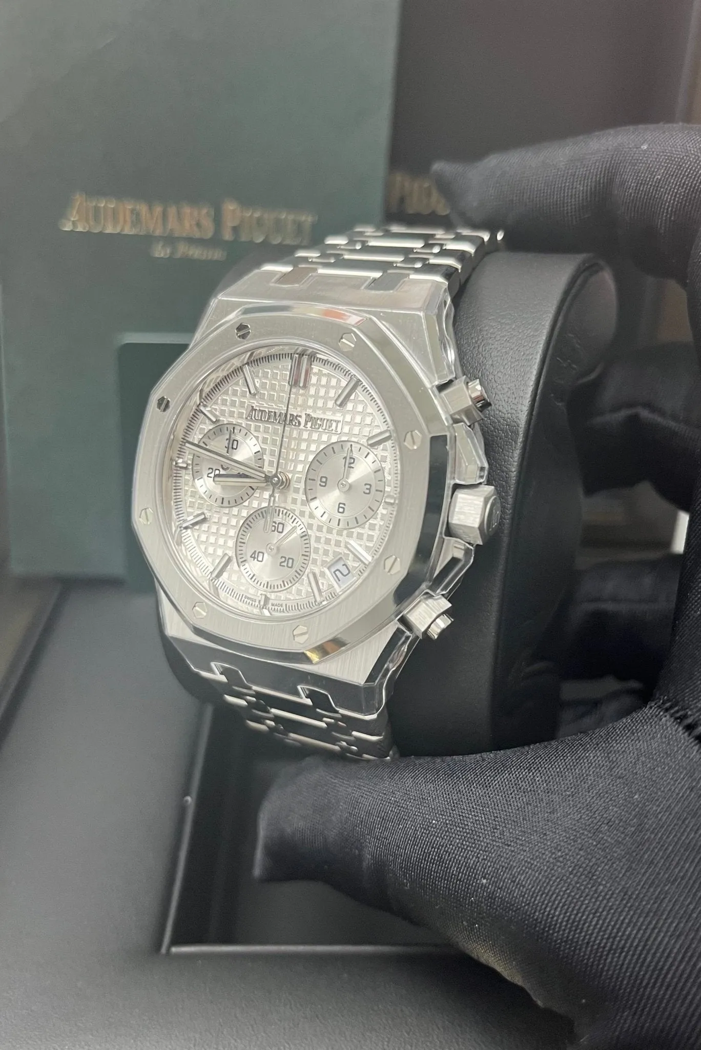 Audemars Piguet ROYAL OAK SELFWINDING CHRONOGRAPH “50TH ANNIVERSARY” STEEL BRACELET WHITE DIAL (Ref # 26240ST.OO.1320ST.03)