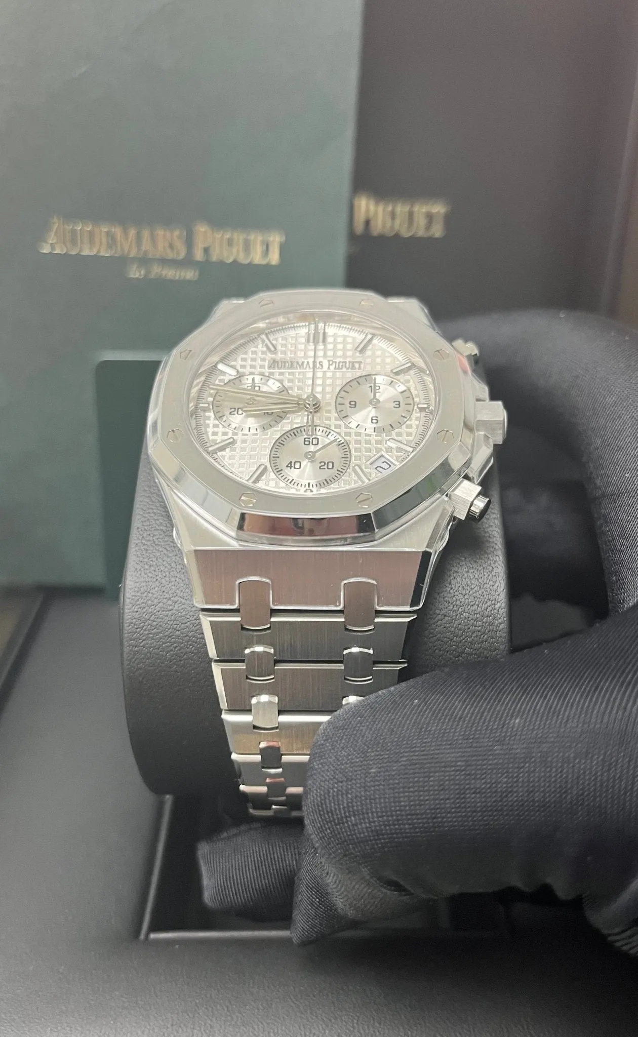 Audemars Piguet ROYAL OAK SELFWINDING CHRONOGRAPH “50TH ANNIVERSARY” STEEL BRACELET WHITE DIAL (Ref # 26240ST.OO.1320ST.03)