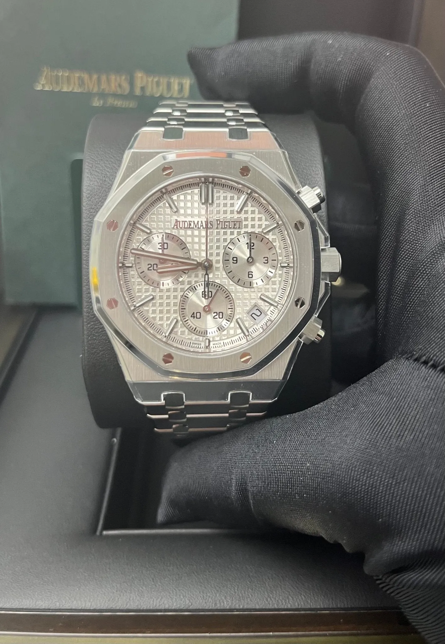 Audemars Piguet ROYAL OAK SELFWINDING CHRONOGRAPH “50TH ANNIVERSARY” STEEL BRACELET WHITE DIAL (Ref # 26240ST.OO.1320ST.03)