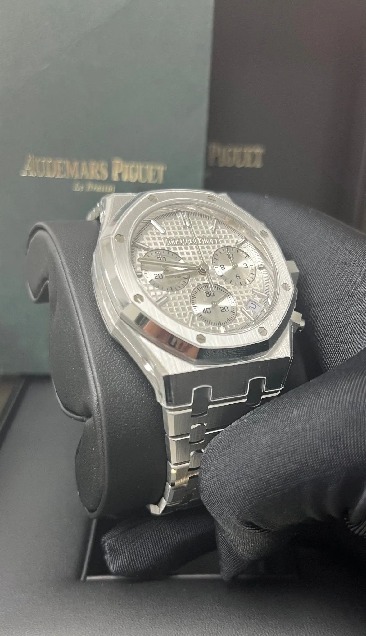 Audemars Piguet ROYAL OAK SELFWINDING CHRONOGRAPH “50TH ANNIVERSARY” STEEL BRACELET WHITE DIAL (Ref # 26240ST.OO.1320ST.03)