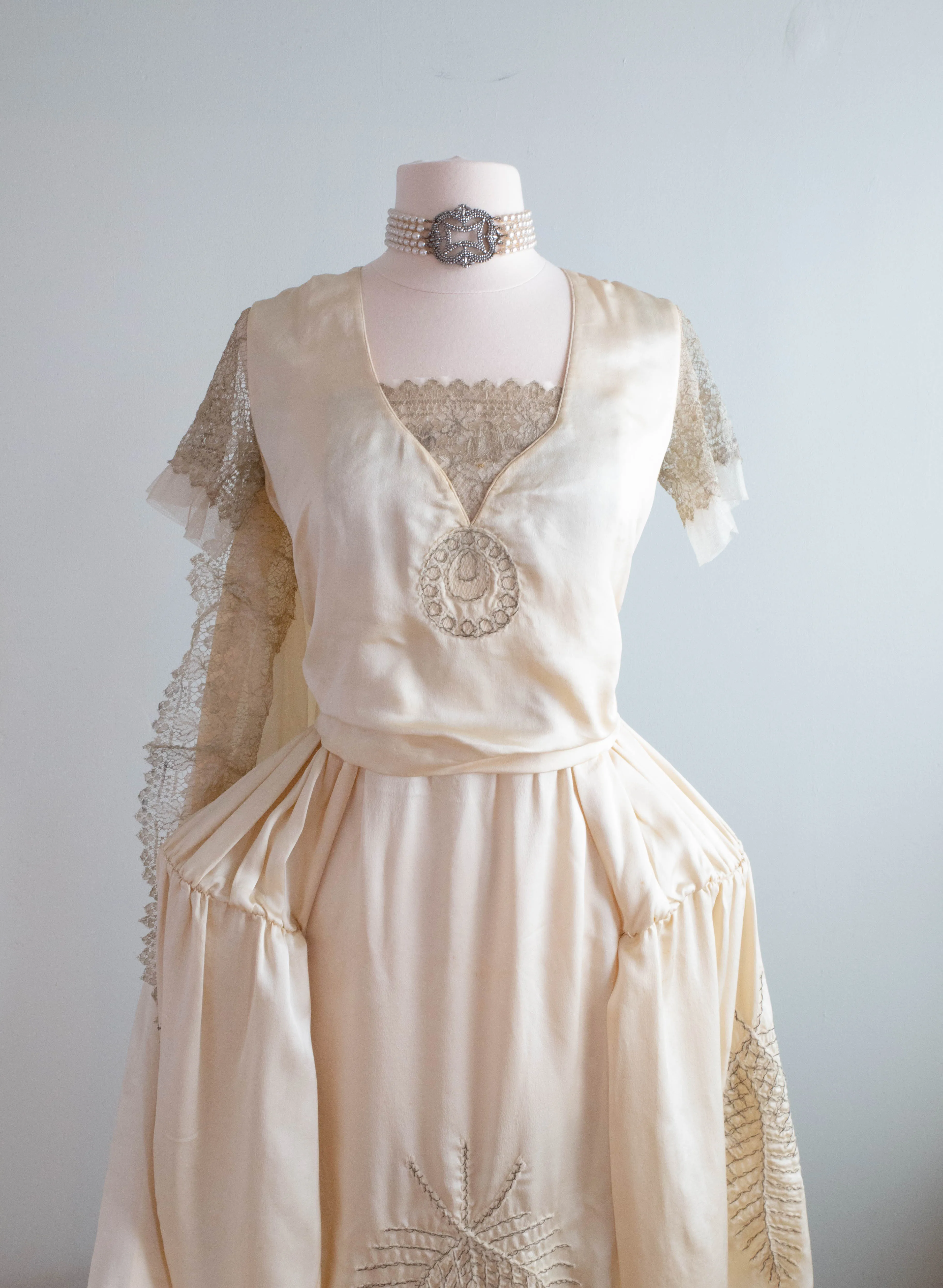 *Museum Worthy 1919 Shanghai Court Presentation Robe De Style Dress With Watteau Train / Small