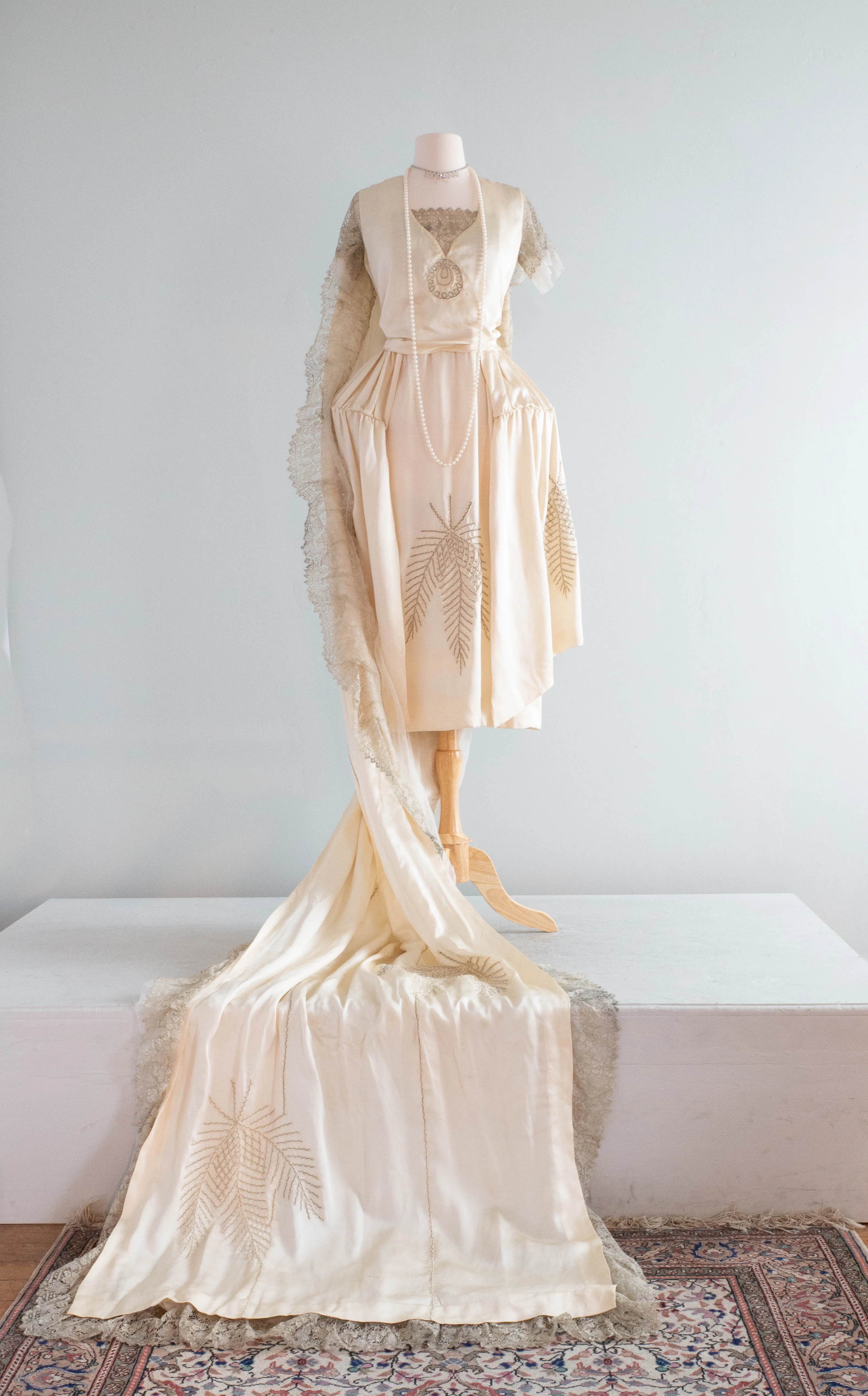 *Museum Worthy 1919 Shanghai Court Presentation Robe De Style Dress With Watteau Train / Small